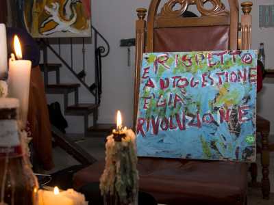 Su una sedia del locale notiamo poggiato un cartellone che riassume la sua filosofia: c'� scritto "Rispetto e autogestione � gi� rivoluzione"